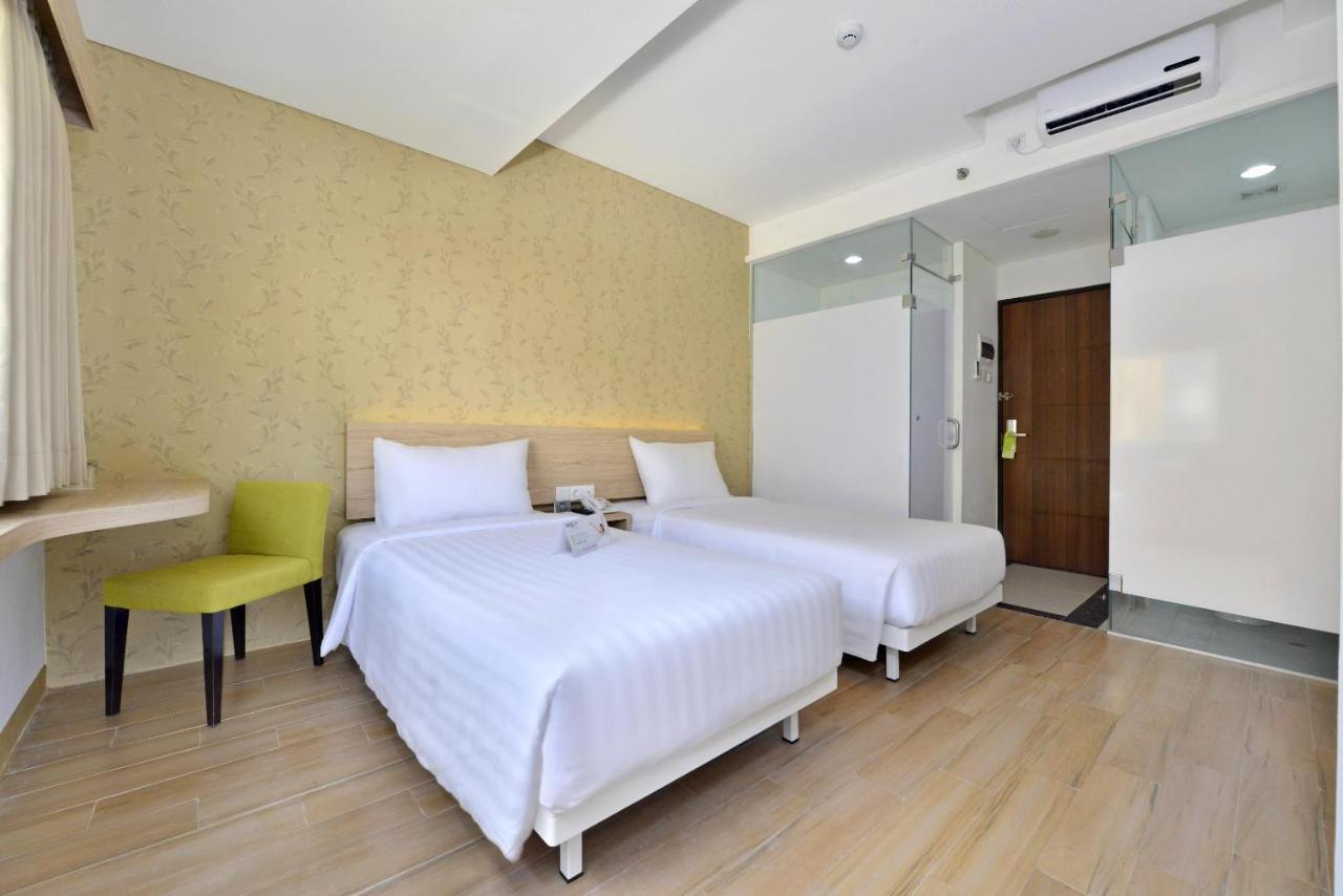 Whiz Hotel Falatehan Jakarta Exteriör bild