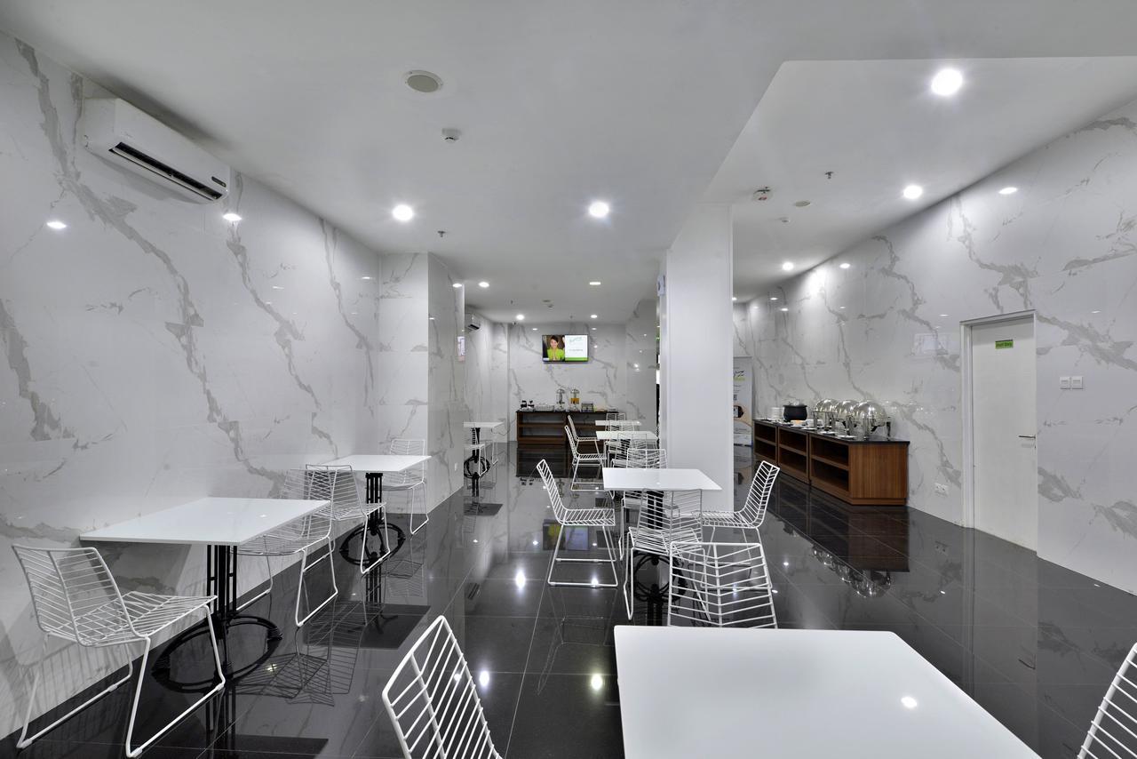 Whiz Hotel Falatehan Jakarta Exteriör bild